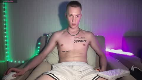 Snapshot of travis_gracile chatting on June 2026 04:55:02 PM Travis online show from June 2026 04:55:02 PM