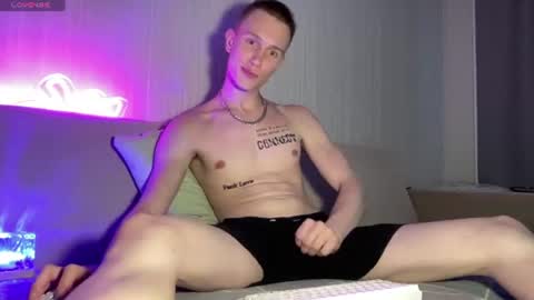 Snapshot of travis_gracile chatting on July 2026 02:43:02 PM Travis online show from July 2026 02:43:02 PM