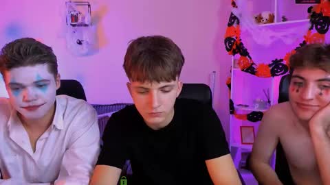 Travis online show from October 2025 09:27:01 PM