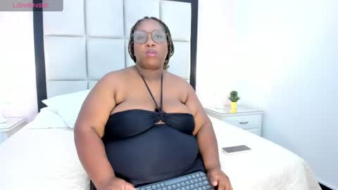 Snapshot of treisyvixen chatting on June 2026 03:19:02 AM Treisy Vixen big ass online show from June 2026 03:19:02 AM