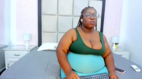 Snapshot of treisyvixen chatting on July 2026 03:45:02 AM Treisy Vixen big ass online show from July 2026 03:45:02 AM