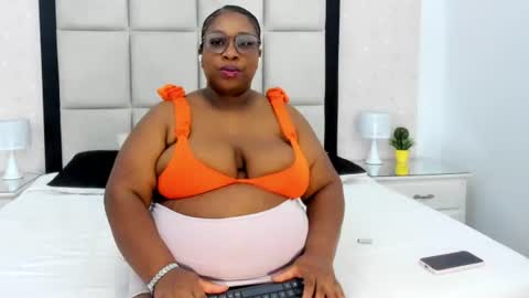 Snapshot of treisyvixen chatting on July 2026 03:08:01 AM Treisy Vixen big ass online show from July 2026 03:08:01 AM