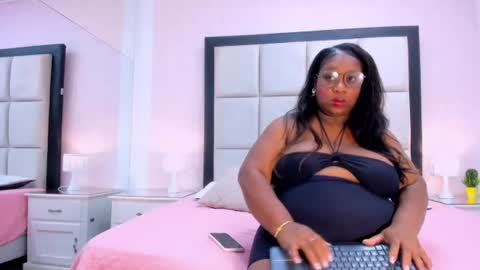 Snapshot of treisyvixen chatting on August 2026 03:05:01 AM Treisy Vixen big ass online show from August 2026 03:05:01 AM