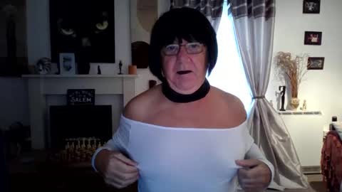 Snapshot of trinity1011 chatting on October 2025 06:52:01 AM trinity1011 online show from October 2025 06:52:01 AM