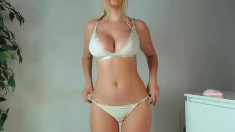Snapshot of trixie_taylor chatting on May 2026 05:41:02 PM Trixie Taylor online show from May 2026 05:41:02 PM