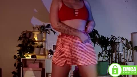 Snapshot of twix_girl chatting on March 2025 07:01:02 PM Stranger online show from March 2025 07:01:02 PM