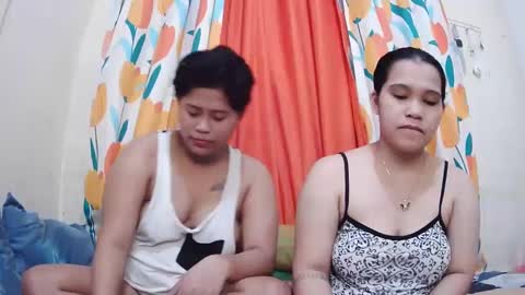 Snapshot of twowetcuties chatting on February 2025 02:40:02 AM Lyn and lea online show from February 2025 02:40:02 AM