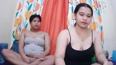 Snapshot of twowetcuties chatting on February 2025 11:45:01 PM Lyn and lea online show from February 2025 11:45:01 PM