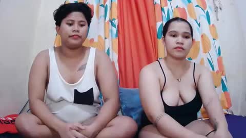 Snapshot of twowetcuties chatting on February 2025 08:43:02 AM Lyn and lea online show from February 2025 08:43:02 AM