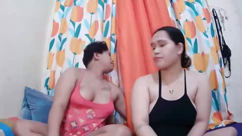 Snapshot of twowetcuties chatting on February 2025 09:43:02 AM Lyn and lea online show from February 2025 09:43:02 AM