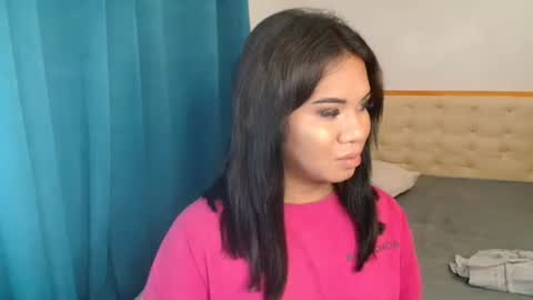 Snapshot of ur_cutiesthotasianxx chatting on October 2025 07:03:01 PM Vee online show from October 2025 07:03:01 PM