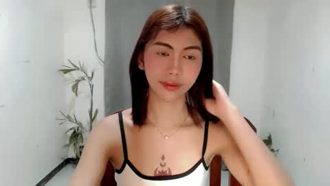 Snapshot of ur_extra_petite chatting on May 2026 07:00:02 PM online show from May 2026 07:00:02 PM