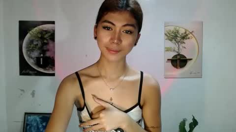 Snapshot of ur_extra_petite chatting on May 2026 11:09:02 AM online show from May 2026 11:09:02 AM