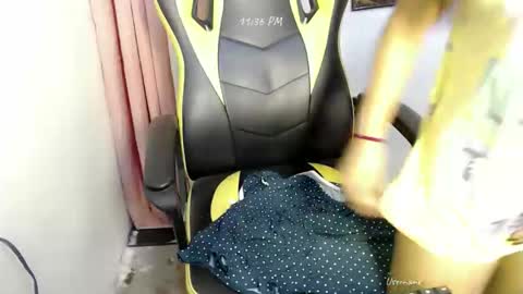 Snapshot of ur_small_girl chatting on November 2025 03:35:01 PM ur_small_girl online show from November 2025 03:35:01 PM