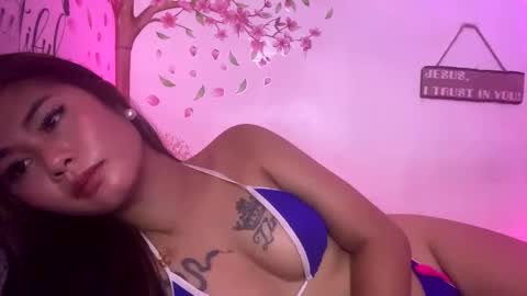 Snapshot of ur_ultimatedreamgirlxoxo chatting on February 2026 01:59:02 AM HelloIm Girly online show from February 2026 01:59:02 AM