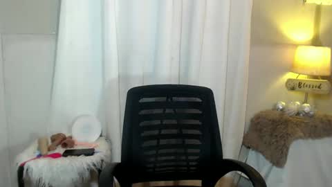 urcrushnextdoor_ online show from February 2025 03:23:02 PM