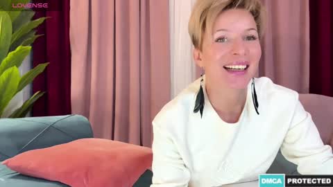 Snapshot of urgoddessjenny chatting on December 2024 07:25:02 PM Jenny online show from December 2024 07:25:02 PM