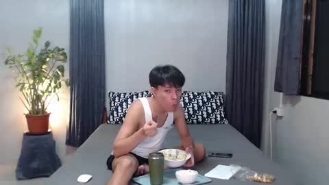 Snapshot of urpinoyasianx chatting on December 2025 09:49:01 AM Mel online show from December 2025 09:49:01 AM