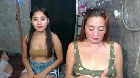 ursweetpinky online show from April 2026 12:33:01 AM