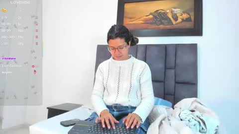 Snapshot of vahiolet_smith chatting on June 2026 03:29:02 AM Vahiolet smith online show from June 2026 03:29:02 AM
