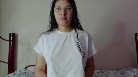 Snapshot of vainilla_cam chatting on May 2026 01:23:01 AM Vainilla online show from May 2026 01:23:01 AM