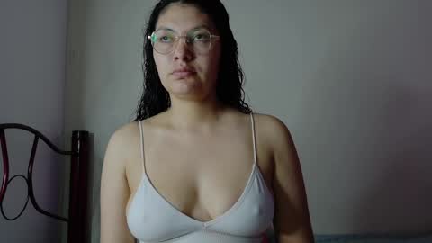 Snapshot of vainilla_cam chatting on May 2026 02:05:02 AM Vainilla online show from May 2026 02:05:02 AM