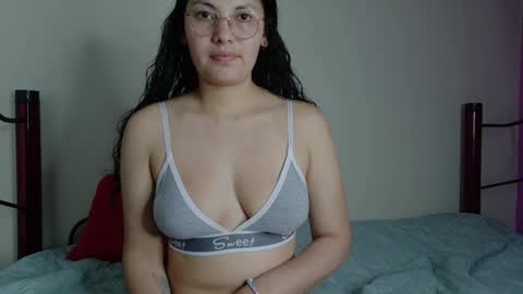 Snapshot of vainilla_cam chatting on May 2026 12:52:01 AM Vainilla online show from May 2026 12:52:01 AM