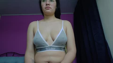 Snapshot of vainilla_cam chatting on June 2026 02:40:01 AM Vainilla online show from June 2026 02:40:01 AM