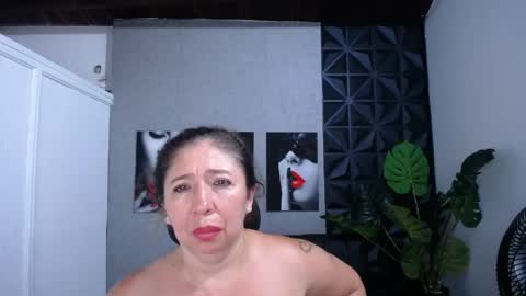 Snapshot of valentina_mature chatting on May 2026 10:40:01 PM Valentina online show from May 2026 10:40:01 PM