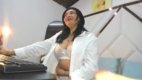 valeria_gil_ online show from April 2026 08:00:02 PM