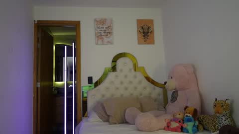 valeriecollinss_ online show from December 2025 06:04:02 PM