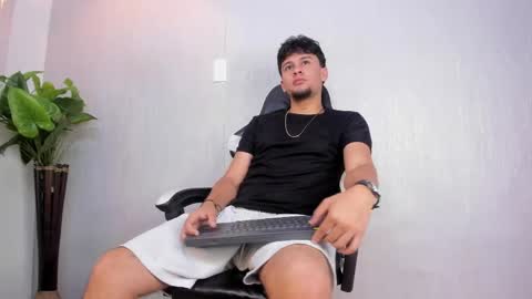 Valentino online show from April 2026 03:04:02 AM