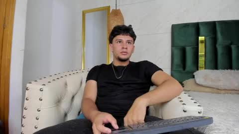 Snapshot of valetino_stonee chatting on April 2026 07:33:02 PM Valentino online show from April 2026 07:33:02 PM