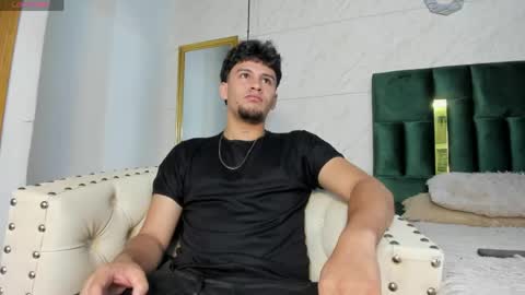 Snapshot of valetino_stonee chatting on April 2026 12:25:01 PM Valentino online show from April 2026 12:25:01 PM