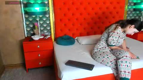 Snapshot of valleriejonnes chatting on May 2026 10:34:02 AM Valerie Val V online show from May 2026 10:34:02 AM