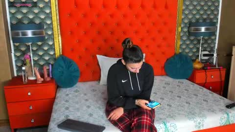 Snapshot of valleriejonnes chatting on May 2026 02:25:01 PM Valerie Val V online show from May 2026 02:25:01 PM