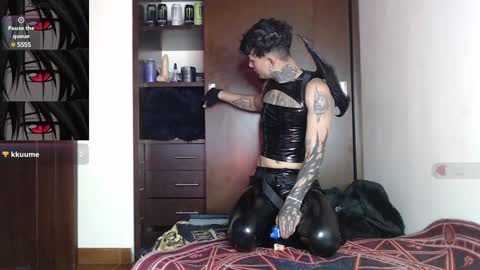 david guzman i model independenthelp me with a thumbs up online show from January 2025 12:03:01 AM