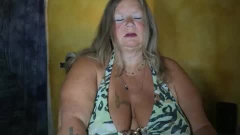 Snapshot of vampwoman chatting on May 2026 07:03:01 AM vampwoman online show from May 2026 07:03:01 AM