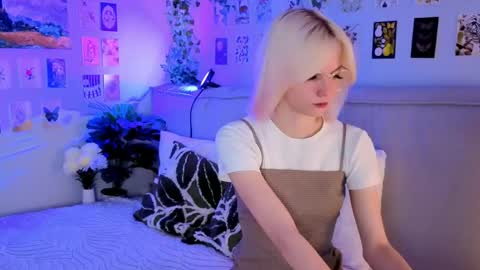 Snapshot of vanessaaustin chatting on April 2026 02:42:01 PM Vanessa online show from April 2026 02:42:01 PM
