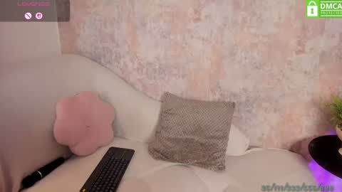 Snapshot of vanessafox__ chatting on June 2026 01:04:02 PM V online show from June 2026 01:04:02 PM