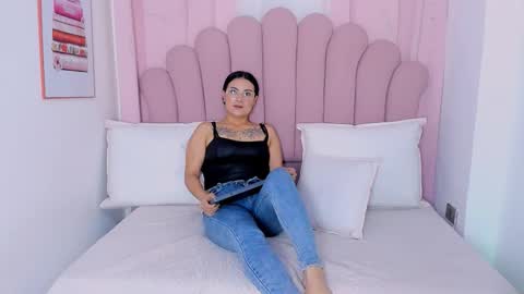 vanessamirren online show from October 2025 12:02:02 PM