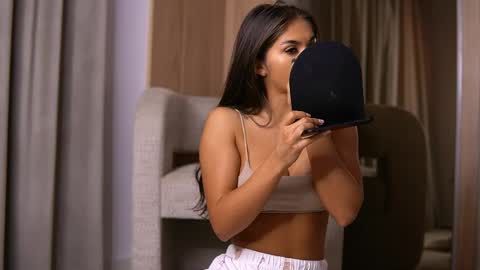 Snapshot of vanessasimon chatting on April 2026 05:27:02 AM Vanessa Simon online show from April 2026 05:27:02 AM