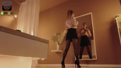 Snapshot of vanilla_whispers chatting on December 2025 03:54:01 PM Laura online show from December 2025 03:54:01 PM