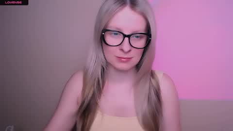 Snapshot of vanillaex_ chatting on May 2026 11:48:01 AM Mia online show from May 2026 11:48:01 AM