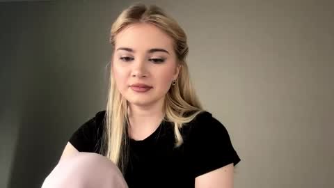 Monika online show from February 2026 01:07:02 PM