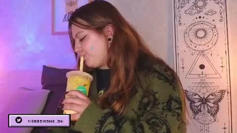 Snapshot of veesimons_dh chatting on July 2026 09:10:01 PM Vee Simons online show from July 2026 09:10:01 PM
