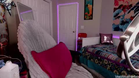 Violet Weatherbee online show from November 2025 07:48:02 PM