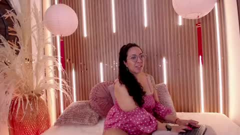 Snapshot of velvet_curly chatting on April 2026 12:31:01 PM Emma Curly online show from April 2026 12:31:01 PM