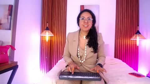 Snapshot of velvet_curly chatting on April 2026 12:14:02 PM Emma Curly online show from April 2026 12:14:02 PM