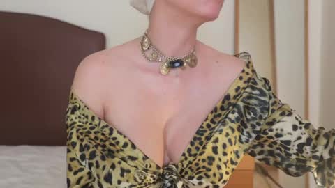 Snapshot of velvet_daydream chatting on May 2026 06:38:01 PM Sienna online show from May 2026 06:38:01 PM